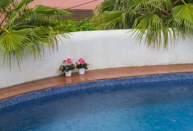 Yüzme havuzunda mavi su