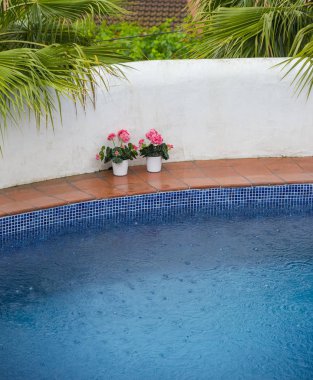 Yağmurda Açık Yüzme Havuzu