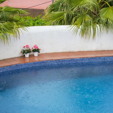 Yüzme havuzunda mavi su