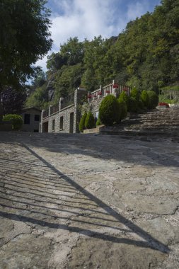 Stone street Rupit, Catalonia ortaçağ kasabasında / İspanya