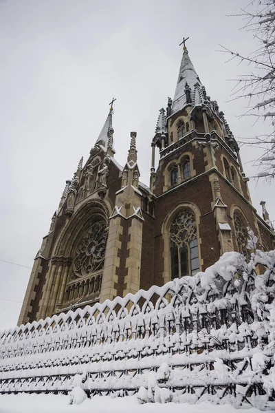 Kyrkan av Sts. Olha och Elizabeth i vinterdag. Lviv city, Ukra — Stockfoto