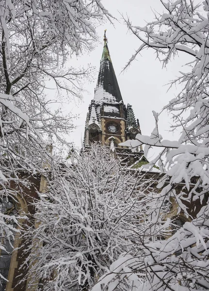 Gotiska kyrkan på vintern. Staden Lviv, Ukraina — Stockfoto