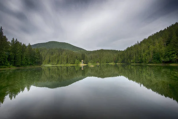 Jezioro Synewyr, Karpaty, Ukraina — Zdjęcie stockowe