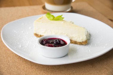 Peynirli kek çilek ve kahve