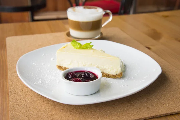 Cheese cake with berries and coffee — Stock Photo, Image