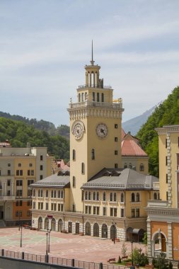 Rosa Khutor, Sochi / Rusya - 11 Mayıs 2013: Ana Rosa Khutor - saat kulesi inşa 