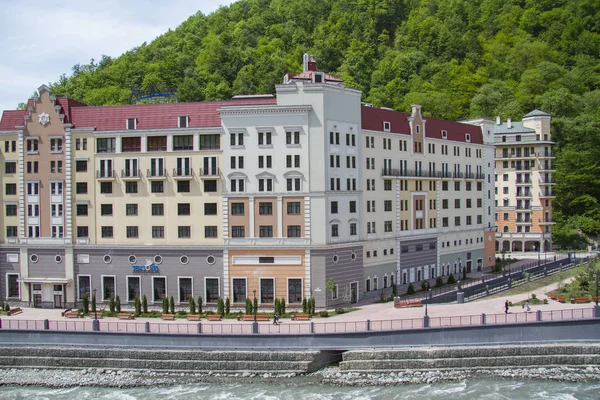 Mzymta rio e hotéis em Rosa Khutor, Rússia — Fotografia de Stock