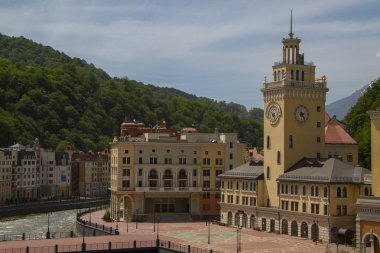 Rosa Khutor, Sochi / Rusya - 11 Mayıs 2013: Sochi Tren İstasyonu bir kule stilize 