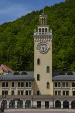 Rosa Khutor, Krasnodar Krayı / Rusya - 11 Mayıs 2013: Sochi Tren İstasyonu bir kule stilize 