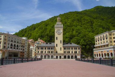 Rosa Khutor, Krasnodar Krayı / Rusya - 11 Mayıs 2013: Sochi Tren İstasyonu bir kule stilize 