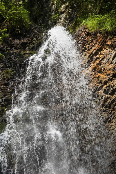 Grande Cachoeira Nas Montanhas Dos Cárpatos — Fotografia de Stock