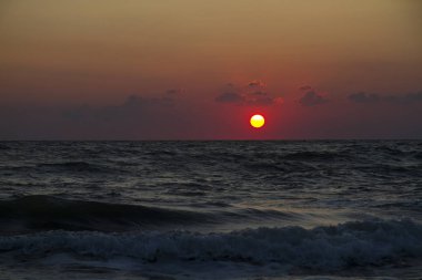 Denizde güzel renkli gündoğumu. Kerç Boğazı
