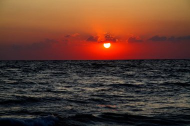 Denizde güzel renkli gündoğumu. Kerç Boğazı