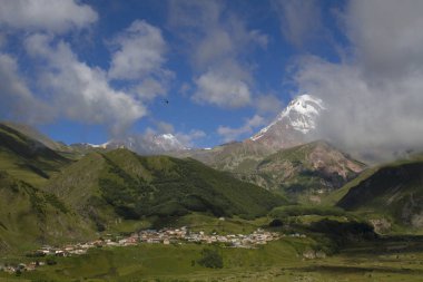 Köy Stepantsminda Kazbek Dağı'nın eteklerinde