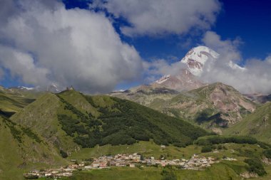 Köy Stepantsminda Kazbek Dağı'nın eteklerinde