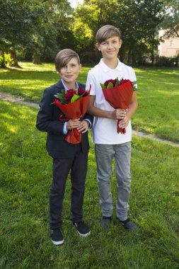 Çocuklar, anneler günü gül demetleri ile