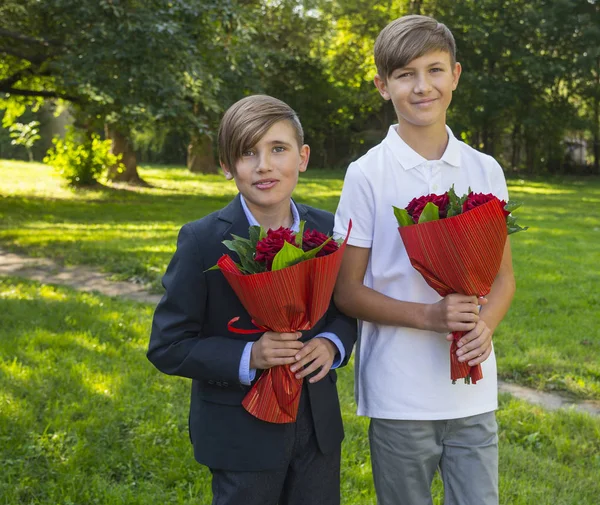 母の日にバラの花束と少年 — ストック写真
