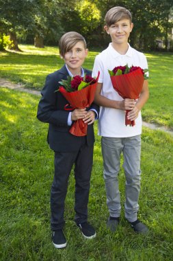 Çocuklar, anneler günü gül demetleri ile
