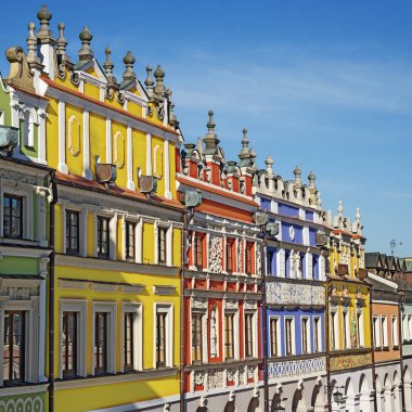 Eski renkli binalar cephe. Tarihi büyük Market Square Zamosc, Polonya