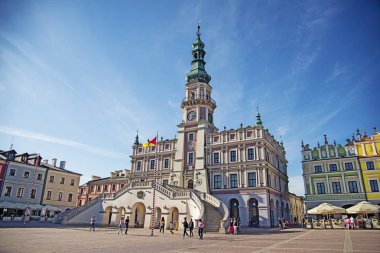 Zamosc, Lublin Voyvodalığı / Polonya - 12 Mayıs 2018: Görünüm belediye binası tarihi büyük Pazar Meydanı'nda. UNESCO Dünya Miras Listesi