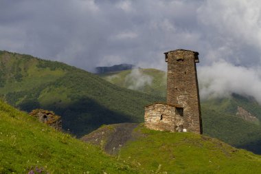 Gürcistan 'ın Ushguli köyündeki Svan kuleleri