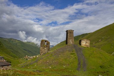 Gürcistan 'ın Ushguli köyündeki Svan kuleleri