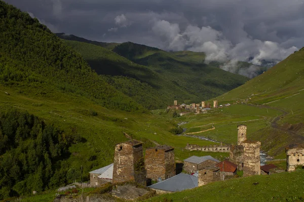 Gürcistan 'ın Ushguli köyündeki Svan kuleleri — Stok fotoğraf