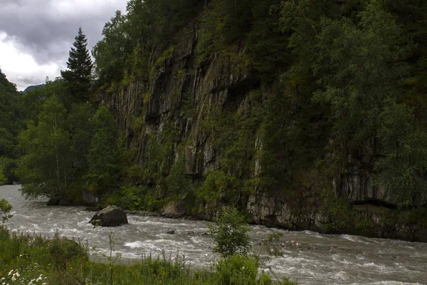 Paisaje con un río de montaña —  Fotos de Stock