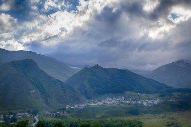 Gürcistan 'ın Stepantsminda köyü manzarası