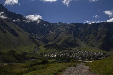 Gürcistan 'ın Stepantsminda köyü manzarası