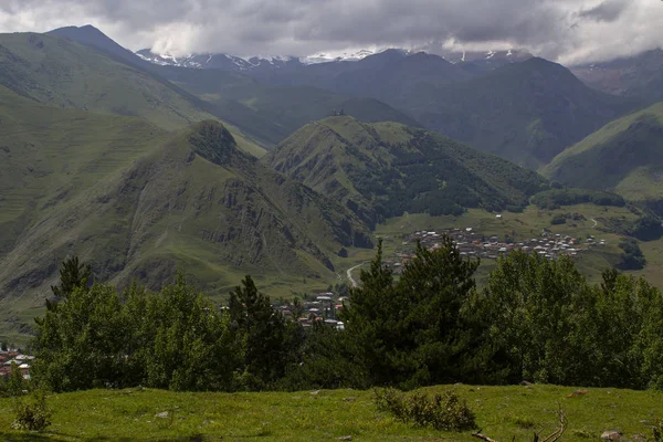 Kilátás Stepantsminda falu, Georgia — Stock Fotó