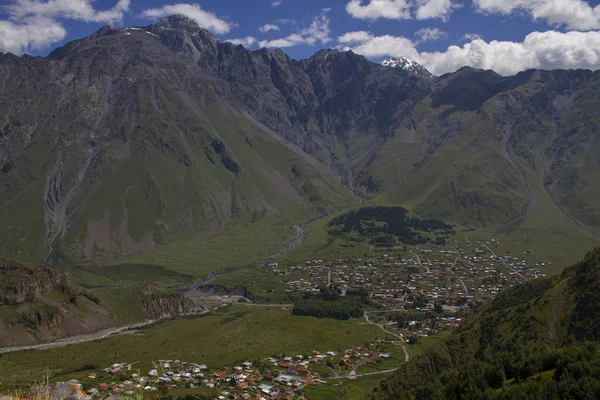 Vista panorámica de la aldea de Stepantsminda, Georgia — Foto de Stock