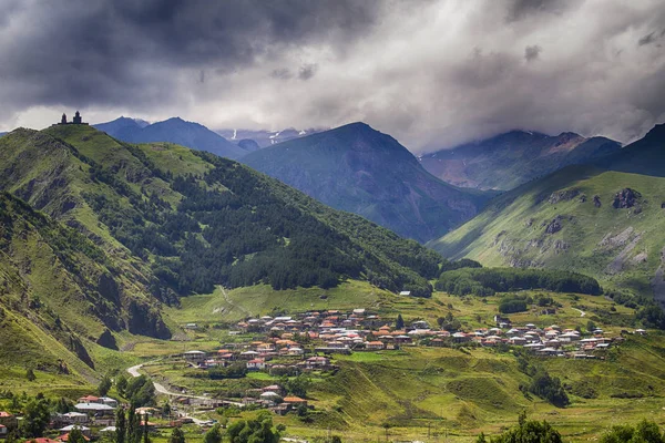 Gürcistan 'ın Stepantsminda köyü manzarası — Stok fotoğraf