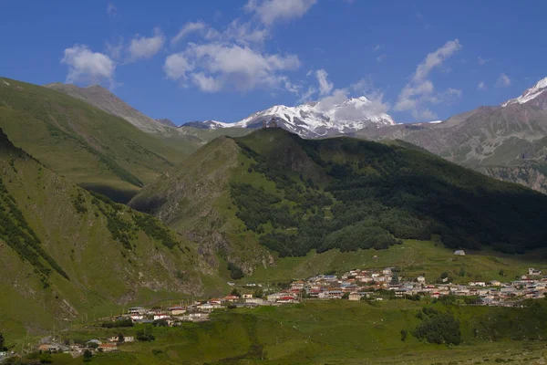 Gürcistan 'ın Stepantsminda köyünün panoramik manzarası — Stok fotoğraf
