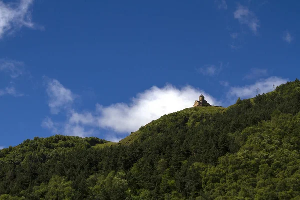 มุมมองของโบสถ์ Gerget เหนือ Kazbegi (Stepantsminda), จอร์เจีย — ภาพถ่ายสต็อก