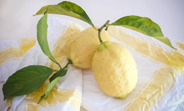 Limões inteiros frescos — Fotografia de Stock