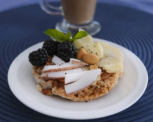 Nasi mogyoróvajjal, parmezánnal és gyümölccsel — Stock Fotó