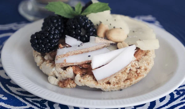 Nasi mogyoróvajjal, parmezánnal és gyümölccsel — Stock Fotó