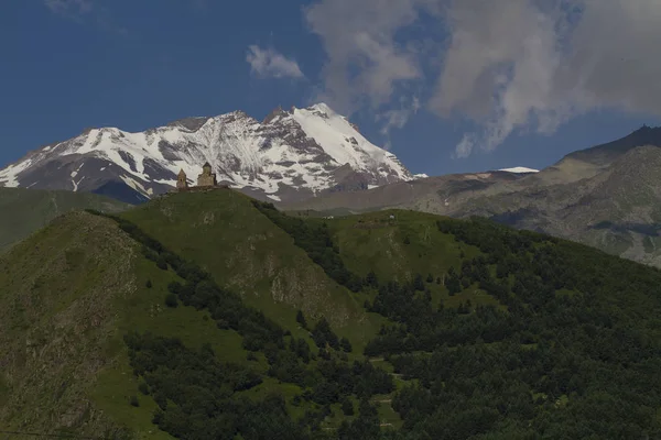 Vista de la Iglesia Trinidad de Gergeti en las montañas del Cáucaso. Georgi. — Foto de Stock