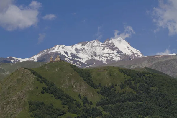 Widok na Kościół Trójcy Gergeti w górach Kaukazu. Georgi Przewodniczący — Zdjęcie stockowe