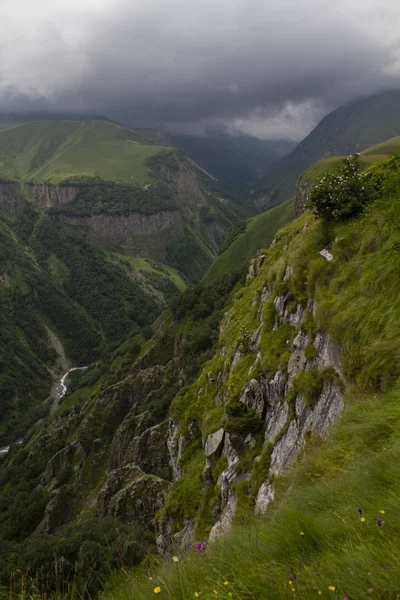 Bergslandskapsutsikt. Kaukasus, Georgien — Stockfoto