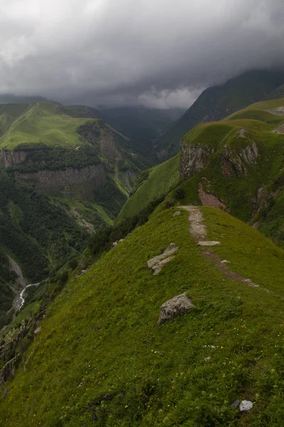 Bergslandskapsutsikt. Kaukasus, Georgien — Stockfoto