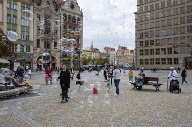 Wroclaw 'daki Pazar Meydanı' nda sabun köpükleri görülüyor.