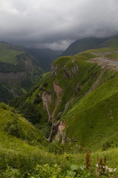 Bergslandskapsutsikt, sommartid. Kaukasus, Georgien — Stockfoto