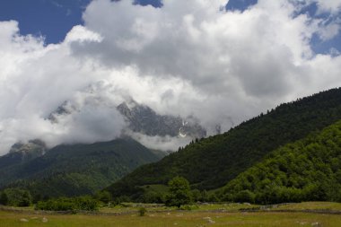 Yukarı Svaneti, Georgia 'da yaz manzarası