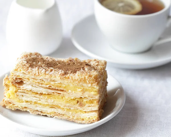 Pastel de Napoleón y una taza de té —  Fotos de Stock