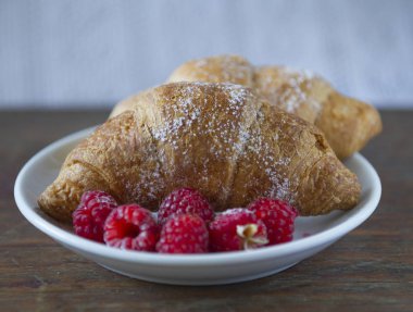 Kruvasan ve ahududu tabakta