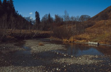 Dağlarda sonbahar, Kafkaslar