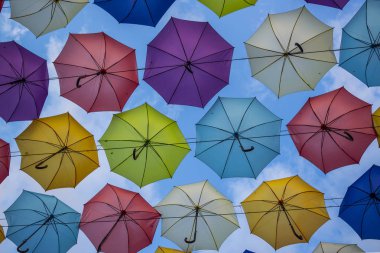 Gökyüzündeki şemsiyeler. Odessa, Ukrayna.