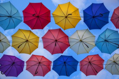 Gökyüzündeki şemsiyeler. Odessa, Ukrayna.